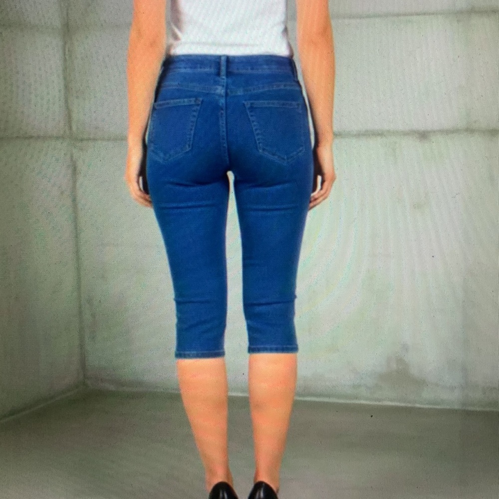 Women’s High-Rise Capri Jeans in Blue - Picture 3 of 3
